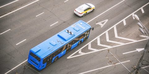 Объезд препятствия по полосе для общественного транспорта